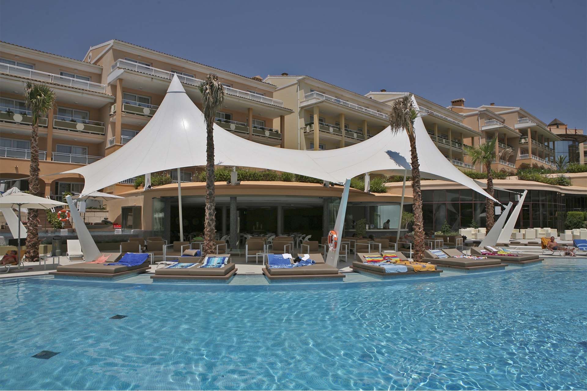 The membrane is fastened onto the building façade, and is designed towards the pool, where it is att
